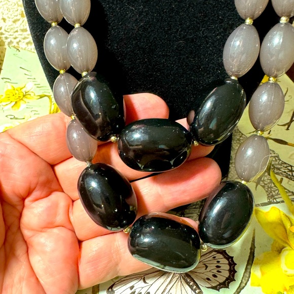 Acrylic Black and greyish mauve drop beaded necklace. Vintage lucite - Picture 2 of 3